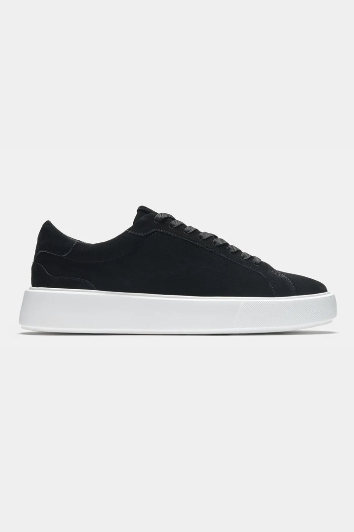Baskets en daim noir avec semelle blanche pour homme