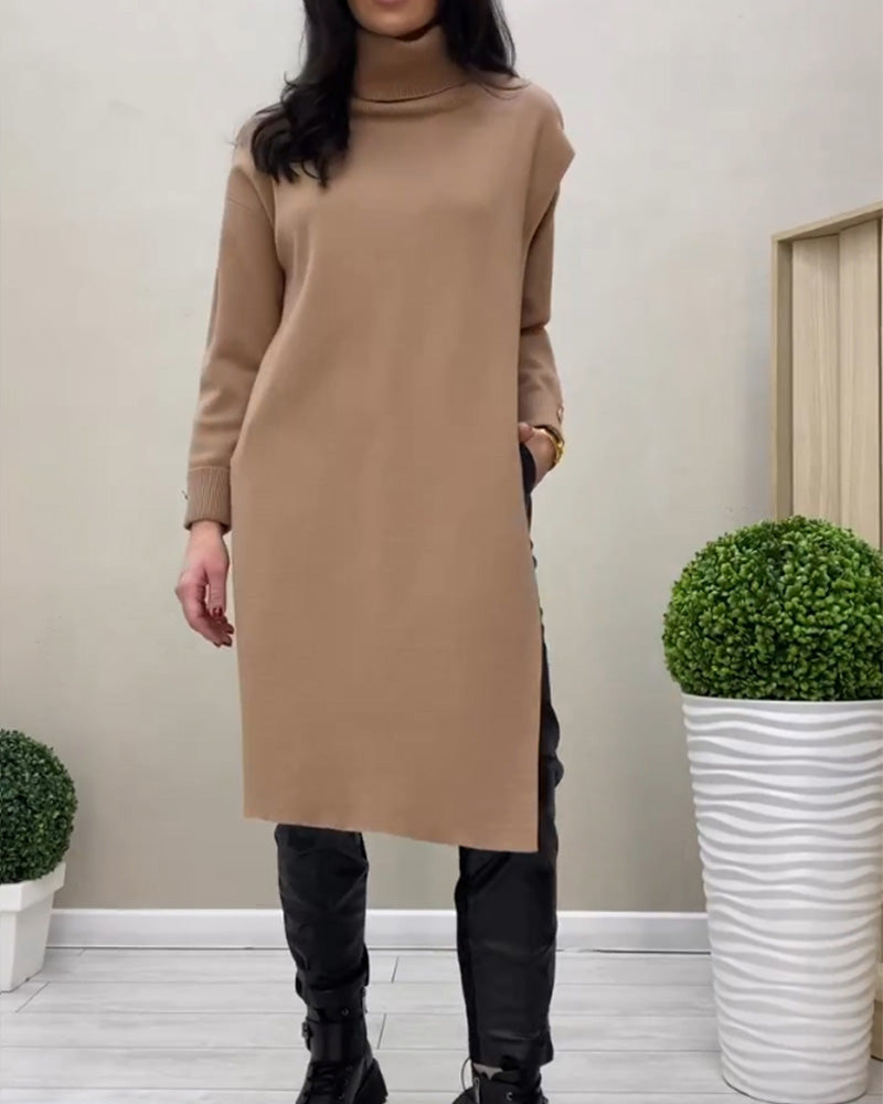 Robe pull à col roulé et fente latérale