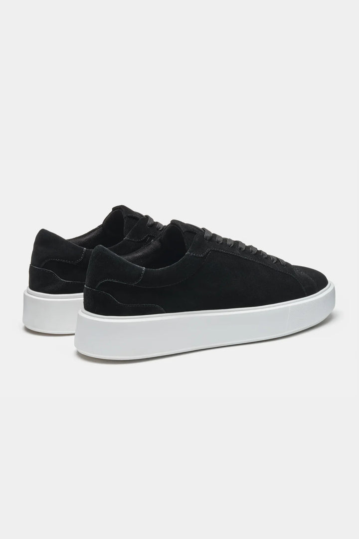 Baskets en daim noir avec semelle blanche pour homme