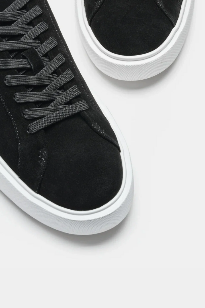 Baskets en daim noir avec semelle blanche pour homme