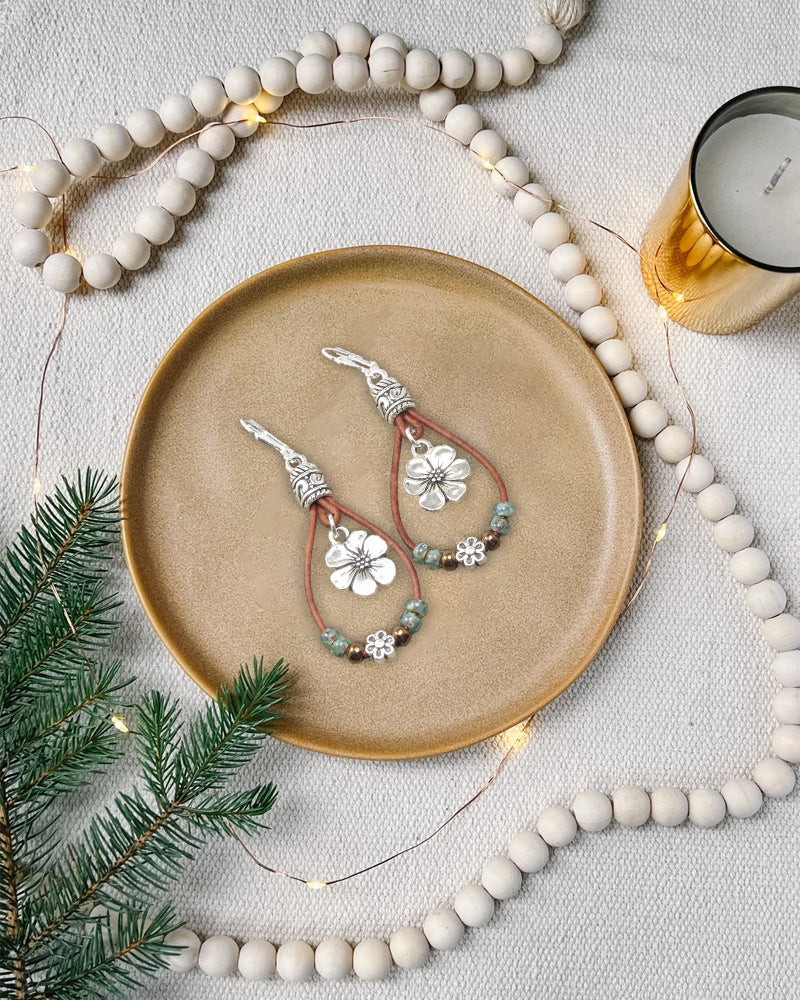 Boucles d'oreilles simples en cuir boho avec fleur en corde