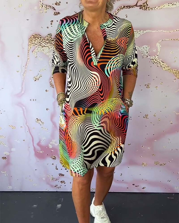 Robe à poches imprimée colorée avec col en V et demi-manches